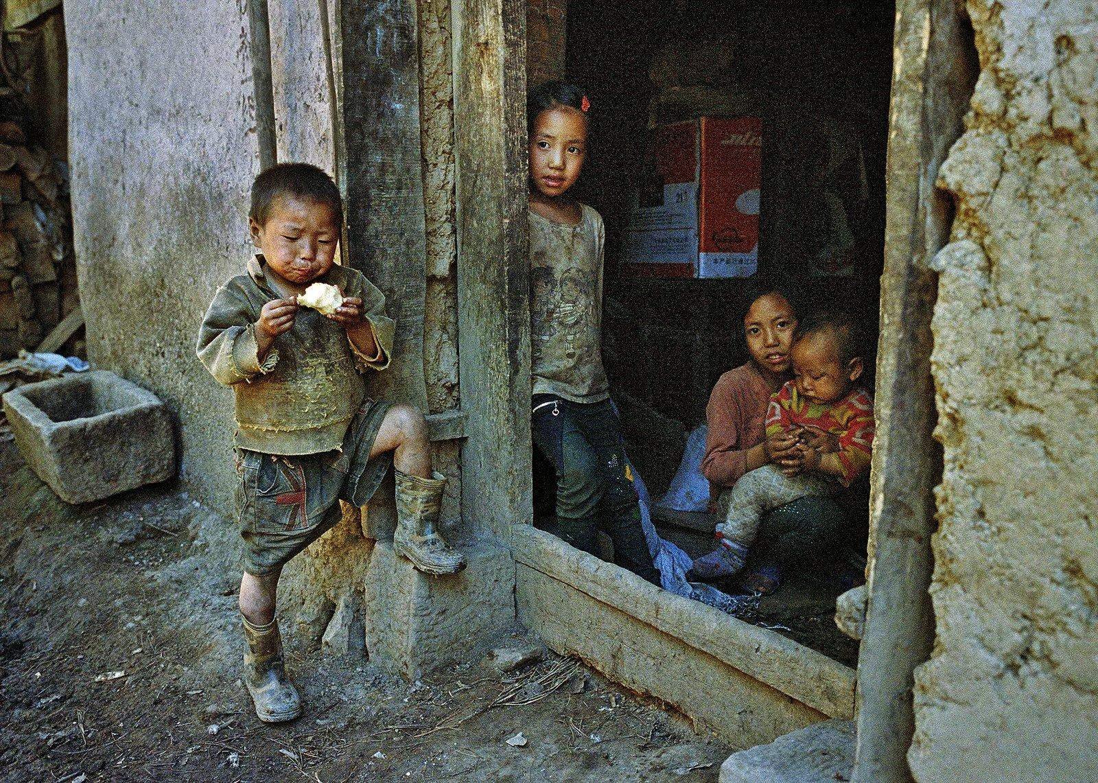 Бедные меняются. Бедная китайская деревня.